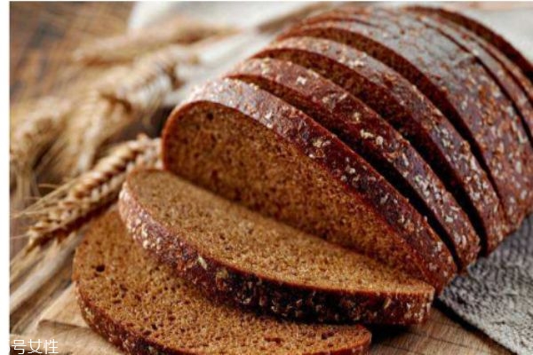 什么是黑面包呢 黑面包有什么營養(yǎng)價(jià)值呢 什么是黑面包呢 黑面包有什么營養(yǎng)價(jià)值呢