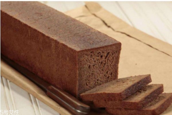 什么是黑面包呢 黑面包有什么營養(yǎng)價(jià)值呢 什么是黑面包呢 黑面包有什么營養(yǎng)價(jià)值呢