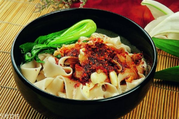 什么是油潑面呢 油潑面有什么營(yíng)養(yǎng)價(jià)值呢 什么是油潑面呢 油潑面有什么營(yíng)養(yǎng)價(jià)值呢