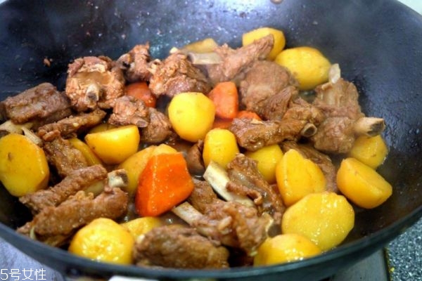 排骨怎么燉好吃又營養(yǎng) 怎么燉排骨好吃又簡單 排骨怎么燉好吃又營養(yǎng) 怎么燉排骨好吃又簡單