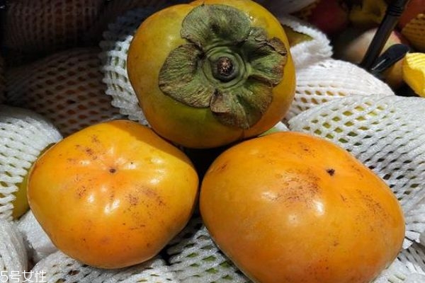 柿子為什么會(huì)有澀味 澀柿子為什么要少吃 柿子為什么會(huì)有澀味 澀柿子為什么要少吃