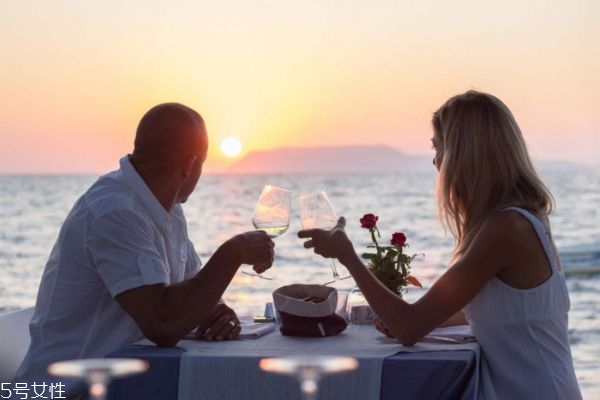 談戀愛男生問(wèn)女生要錢 男人向你要錢說(shuō)明什么