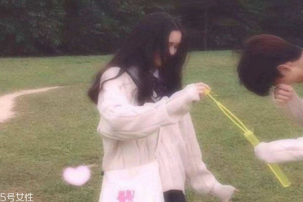 談戀愛男生給女生花錢是理所應(yīng)當(dāng)嗎 戀愛一直花男生的錢 談戀愛男生給女生花錢是理所應(yīng)當(dāng)嗎 戀愛一直花男生的錢