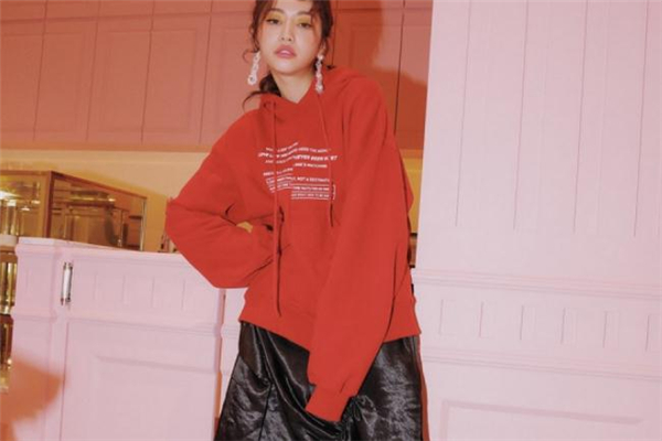 紅色衛(wèi)衣配什么裙子好看 紅色衛(wèi)衣搭配裙子圖片 紅色衛(wèi)衣配什么裙子好看 紅色衛(wèi)衣搭配裙子圖片