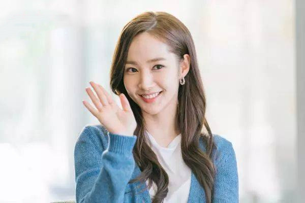 女生鵝蛋臉適合的發(fā)型 鵝蛋臉適合劉海嗎 女生鵝蛋臉適合的發(fā)型 鵝蛋臉適合劉海嗎