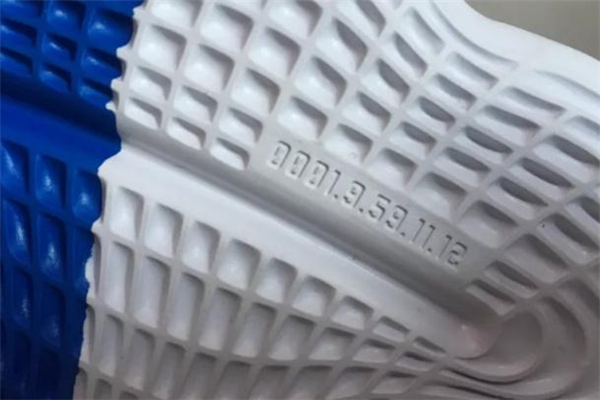 阿迪達(dá)斯哈登4黑銀開箱測評(píng) 哈登4和哈登2哪個(gè)舒服