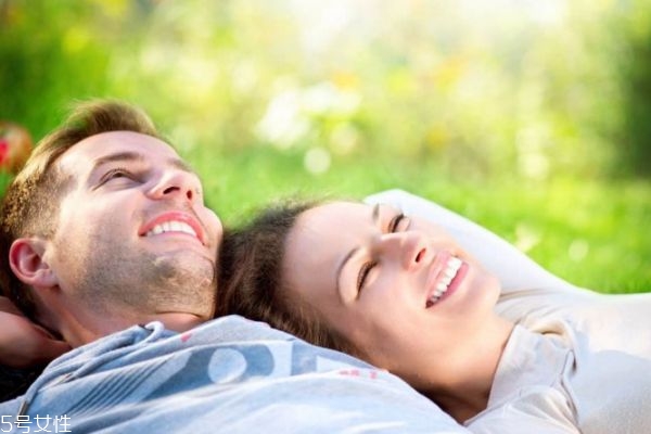 怎么能看出男生是不是愛你呢 男生愛你有什么表現呢 怎么能看出男生是不是愛你呢 男生愛你有什么表現呢