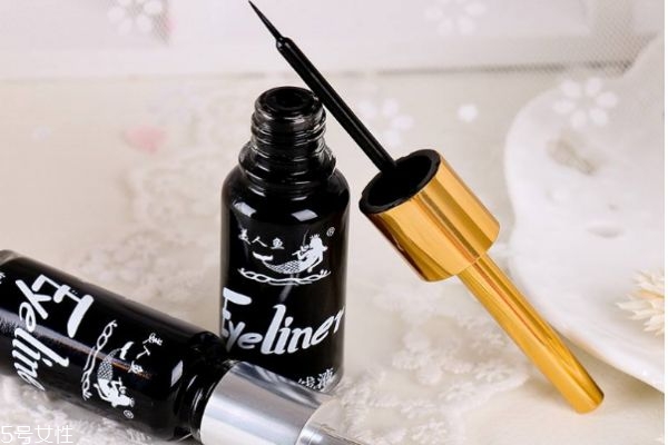 應該怎么挑選眼線液呢 新手怎么選擇畫眼線的呢
