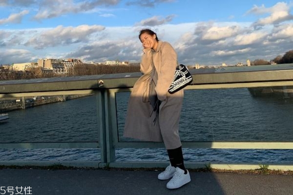 怎么判斷女生想不想讓我追她 有這五種表現(xiàn)還是趁早放棄 怎么判斷女生想不想讓我追她 有這五種表現(xiàn)還是趁早放棄