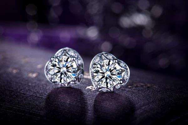 耳釘佩戴有什么的效果 耳釘?shù)姆N類有哪些 耳釘佩戴有什么的效果 耳釘?shù)姆N類有哪些