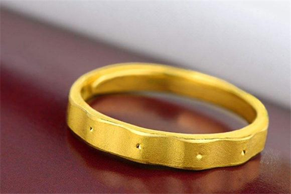 金至尊和老鳳祥哪個(gè)好 金至尊和老鳳祥品牌對比 金至尊和老鳳祥哪個(gè)好 金至尊和老鳳祥品牌對比