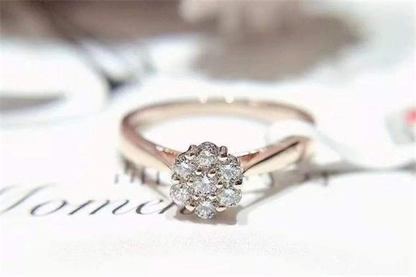 金伯利和周大福哪個(gè)好 金伯利和周大福品牌對(duì)比 金伯利和周大福哪個(gè)好 金伯利和周大福品牌對(duì)比