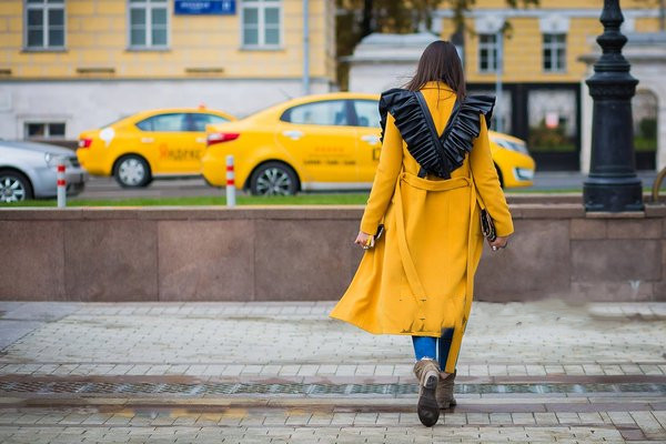 黃色外套里面搭什么好看 黃色衣服適合黑皮膚嗎 黃色外套里面搭什么好看 黃色衣服適合黑皮膚嗎