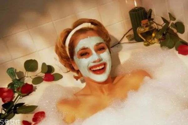 秋天應(yīng)該怎么護(hù)膚呢 秋天怎么保護(hù)皮膚呢 秋天應(yīng)該怎么護(hù)膚呢 秋天怎么保護(hù)皮膚呢