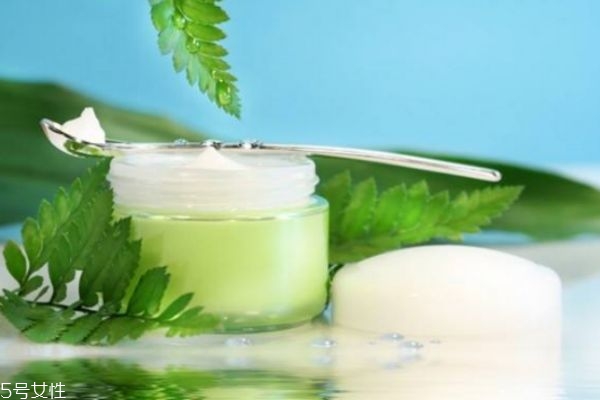 秋天油性皮膚應(yīng)該怎么選擇護膚品呢 秋天油性皮膚應(yīng)該怎么選擇護膚品呢