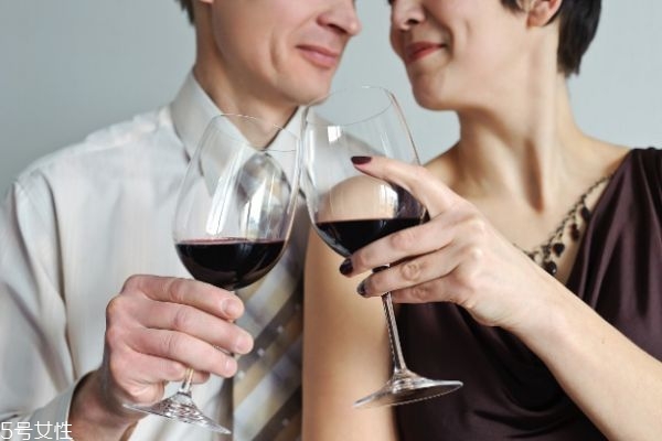 女生為什么不主動聊天 女生回消息慢說明什么 女生為什么不主動聊天 女生回消息慢說明什么