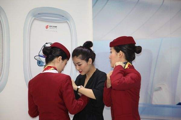 絲巾怎么搭配衣服 絲巾有哪些圍法 絲巾怎么搭配衣服 絲巾有哪些圍法