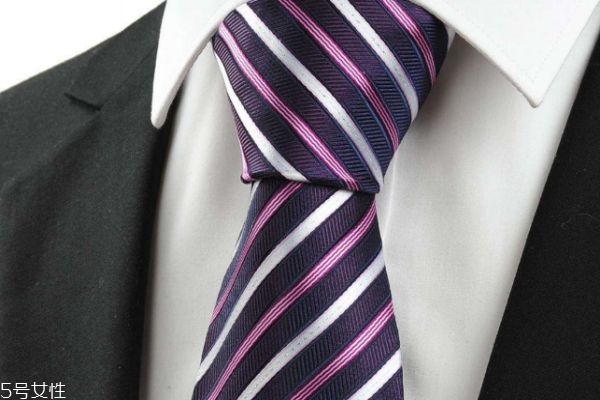 西裝的領(lǐng)帶應(yīng)該怎么打呢 打領(lǐng)帶有什么注意的嗎 西裝的領(lǐng)帶應(yīng)該怎么打呢 打領(lǐng)帶有什么注意的嗎