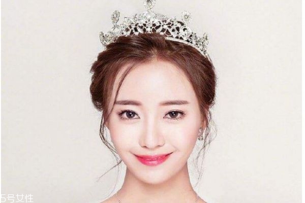 結(jié)婚要化什么妝呢 結(jié)婚的妝應(yīng)該怎么化呢 結(jié)婚要化什么妝呢 結(jié)婚的妝應(yīng)該怎么化呢
