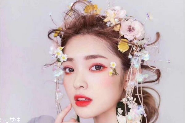 結(jié)婚要化什么妝呢 結(jié)婚的妝應(yīng)該怎么化呢 結(jié)婚要化什么妝呢 結(jié)婚的妝應(yīng)該怎么化呢