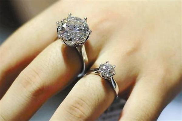 通靈珠寶和周大福哪個(gè)好 通靈珠寶和周大福品牌對(duì)比 通靈珠寶和周大福哪個(gè)好 通靈珠寶和周大福品牌對(duì)比