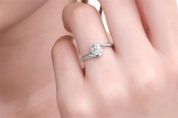 通靈珠寶和周大福哪個(gè)好 通靈珠寶和周大福品牌對(duì)比 通靈珠寶和周大福哪個(gè)好 通靈珠寶和周大福品牌對(duì)比