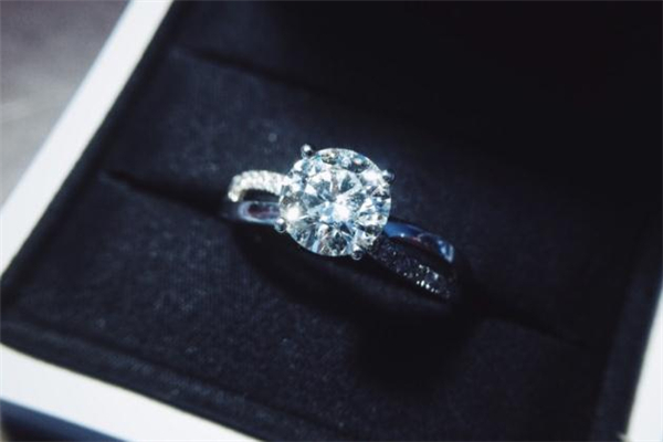 戴比爾斯和卡地亞哪個(gè)好 戴比爾斯比得上卡地亞嗎 戴比爾斯和卡地亞哪個(gè)好 戴比爾斯比得上卡地亞嗎