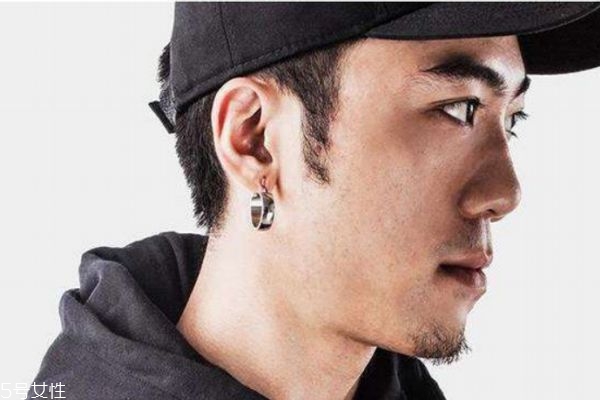 男生可以打耳洞嗎 打耳洞有什么講究嗎 男生可以打耳洞嗎 打耳洞有什么講究嗎