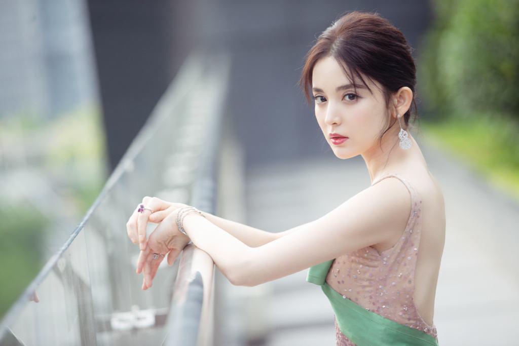 女人如何讓自己變得迷人 內(nèi)外兼?zhèn)?>
               <p class=