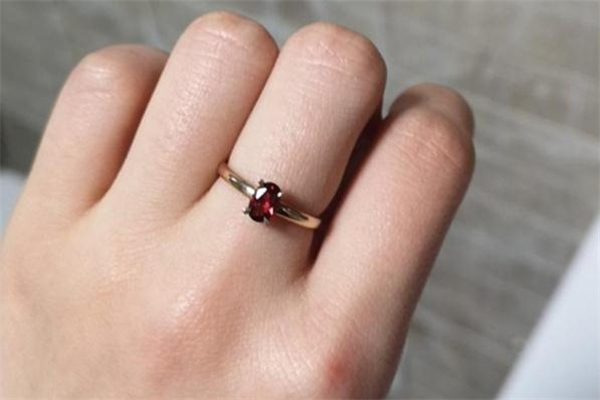 enzo和周六福哪個(gè)好 enzo和周六福哪個(gè)貴 enzo和周六福哪個(gè)好 enzo和周六福哪個(gè)貴