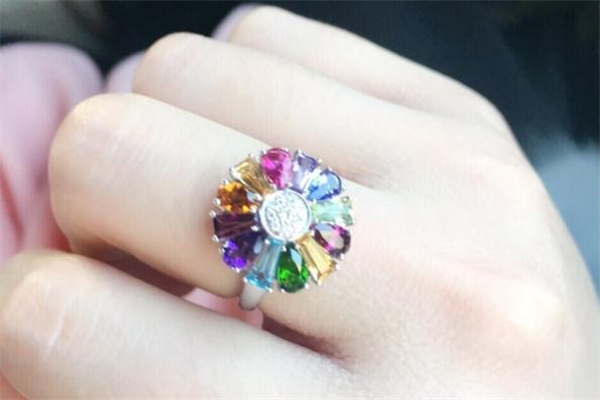 enzo和周六福哪個(gè)好 enzo和周六福哪個(gè)貴 enzo和周六福哪個(gè)好 enzo和周六福哪個(gè)貴