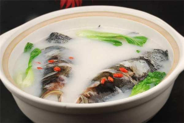 魚頭湯用什么魚頭最好 魚頭湯放什么菜好吃 魚頭湯用什么魚頭最好 魚頭湯放什么菜好吃