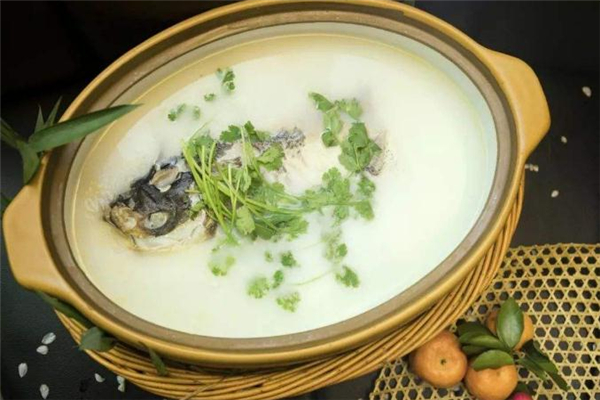 魚頭湯用什么魚頭最好 魚頭湯放什么菜好吃 魚頭湯用什么魚頭最好 魚頭湯放什么菜好吃