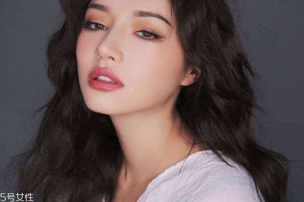 秋季適合哪些妝容 秋季適合畫的妝容 秋季適合哪些妝容 秋季適合畫的妝容