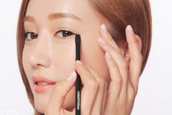 怎么化妝更服帖 讓妝容更服帖的技巧 怎么化妝更服帖 讓妝容更服帖的技巧