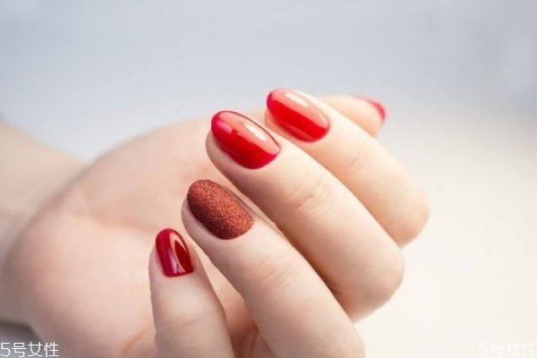 指甲油怎么涂均勻 指甲油的顏色要按照膚色來選 指甲油怎么涂均勻 指甲油的顏色要按照膚色來選