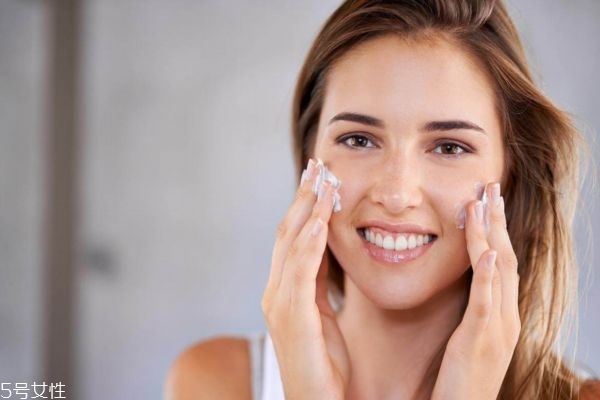 怎么護(hù)膚皮膚好 平時如何護(hù)膚保養(yǎng)皮膚 怎么護(hù)膚皮膚好 平時如何護(hù)膚保養(yǎng)皮膚
