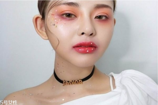 化妝臉上貼的皮是什么 化妝臉上貼的假臉皮 化妝臉上貼的皮是什么 化妝臉上貼的假臉皮