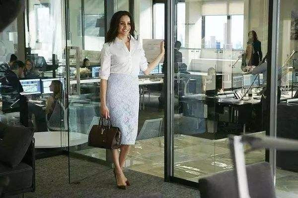 包臀裙搭什么上衣好看 包臀裙適合什么鞋子 包臀裙搭什么上衣好看 包臀裙適合什么鞋子