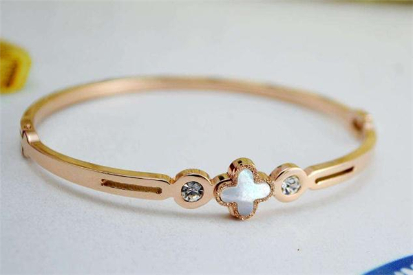 18k金手鐲怎么清洗 18k金手鐲會掉色嗎 18k金手鐲怎么清洗 18k金手鐲會掉色嗎