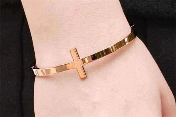 18k金手鐲怎么清洗 18k金手鐲會掉色嗎 18k金手鐲怎么清洗 18k金手鐲會掉色嗎