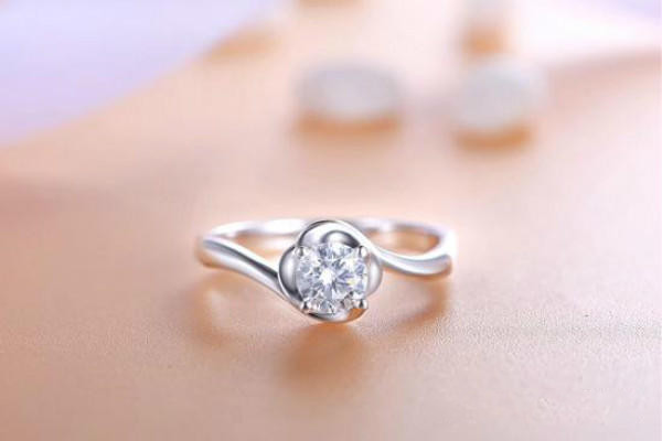 挑選鉆戒的省錢技巧 挑選結(jié)婚鉆戒的技巧 挑選鉆戒的省錢技巧 挑選結(jié)婚鉆戒的技巧