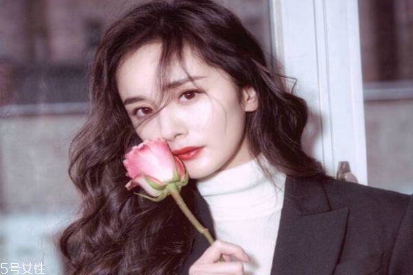 痘痘變白了應(yīng)不應(yīng)該擠 臉上的痘痘擠出來白色的東西 痘痘變白了應(yīng)不應(yīng)該擠 臉上的痘痘擠出來白色的東西