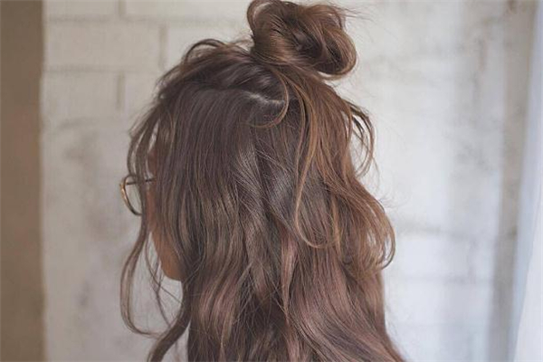 奶茶棕色頭發(fā)需要漂嗎 奶茶棕色頭發(fā)褪色是什么顏色 奶茶棕色頭發(fā)需要漂嗎 奶茶棕色頭發(fā)褪色是什么顏色