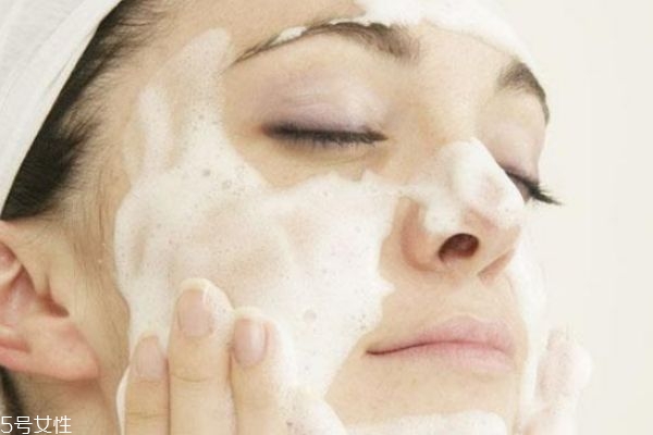 含月桂酸的洗面奶好嗎 洗面奶清潔度和什么有關
