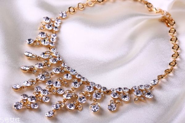 鉆石有什么顏色呢 鉆石的等級是怎么定的呢 鉆石有什么顏色呢 鉆石的等級是怎么定的呢