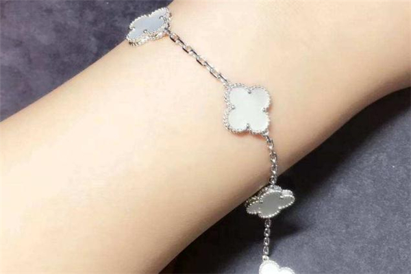 梵克雅寶五花手鏈?zhǔn)鞘裁床馁|(zhì) vca五花手鏈?zhǔn)屈S金的嗎 梵克雅寶五花手鏈?zhǔn)鞘裁床馁|(zhì) vca五花手鏈?zhǔn)屈S金的嗎