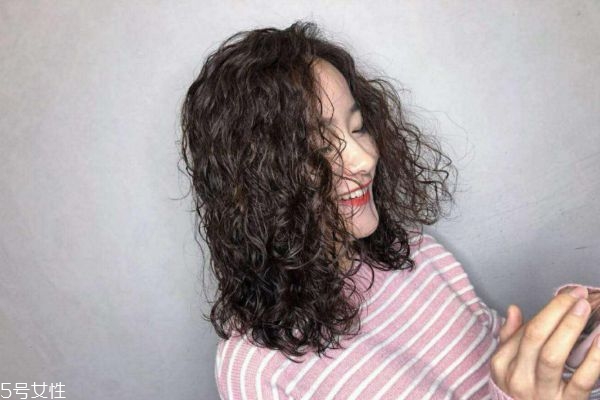 羊毛卷怎樣才不顯老氣 羊毛卷適合什么顏色 羊毛卷怎樣才不顯老氣 羊毛卷適合什么顏色