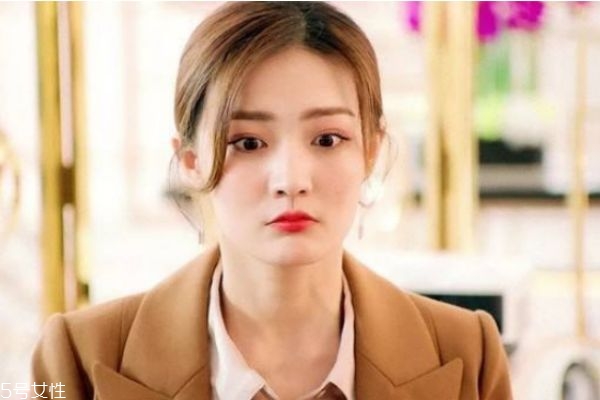 小方臉適合什么發(fā)型 適合小方臉的發(fā)型 小方臉適合什么發(fā)型 適合小方臉的發(fā)型