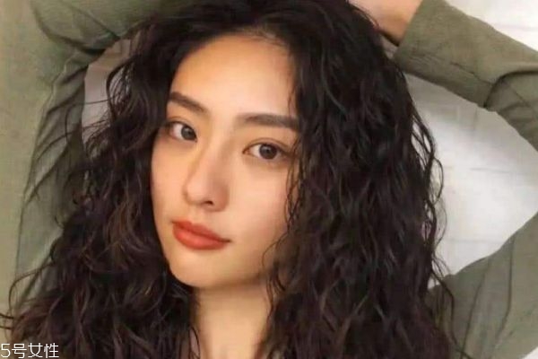 羊毛卷怎樣才不顯老氣 羊毛卷適合什么顏色 羊毛卷怎樣才不顯老氣 羊毛卷適合什么顏色